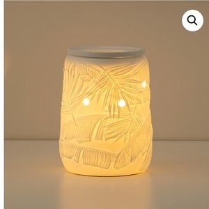 Elegant Cream Leaf Pattern Candle Holder‎